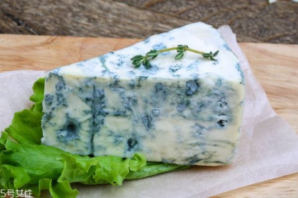 什么是藍(lán)紋奶酪 藍(lán)紋奶酪是什么味道的呢 什么是藍(lán)紋奶酪 藍(lán)紋奶酪是什么味道的呢