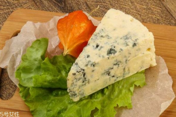 什么是藍(lán)紋奶酪 藍(lán)紋奶酪是什么味道的呢 什么是藍(lán)紋奶酪 藍(lán)紋奶酪是什么味道的呢