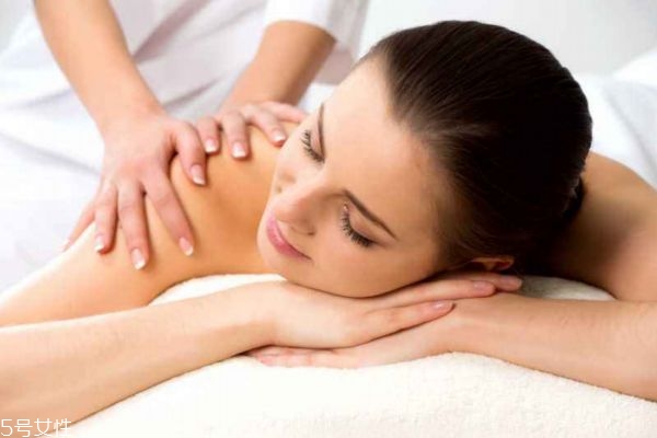 精油開背的功效 精油開背的注意事項(xiàng) 精油開背的功效 精油開背的注意事項(xiàng)