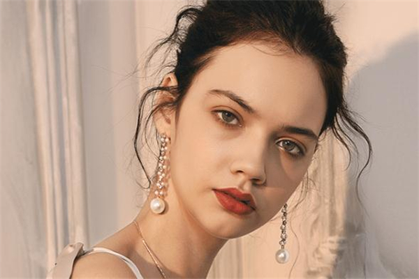 女生戴什么耳環(huán)顯脖子長(zhǎng) 什么樣的耳環(huán)顯脖子長(zhǎng) 女生戴什么耳環(huán)顯脖子長(zhǎng) 什么樣的耳環(huán)顯脖子長(zhǎng)