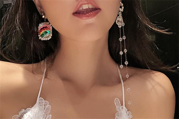 女生戴什么耳環(huán)顯脖子長(zhǎng) 什么樣的耳環(huán)顯脖子長(zhǎng) 女生戴什么耳環(huán)顯脖子長(zhǎng) 什么樣的耳環(huán)顯脖子長(zhǎng)