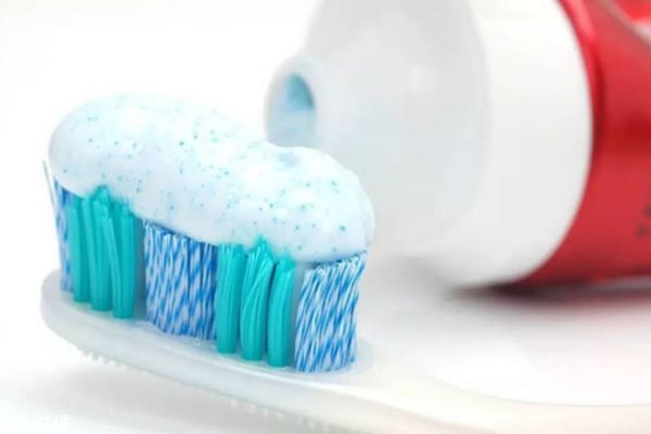 含氟牙膏對(duì)牙齒有什么好處 含氟牙膏對(duì)牙齒的作用 含氟牙膏對(duì)牙齒有什么好處 含氟牙膏對(duì)牙齒的作用