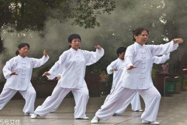 晨練有什么好處呢 晨練前需要吃東西嗎 晨練有什么好處呢 晨練前需要吃東西嗎