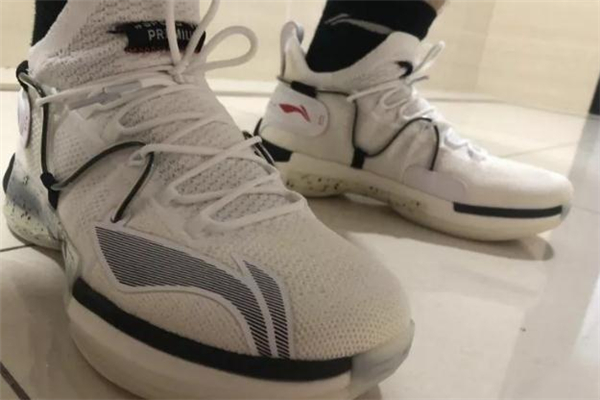 李寧閃擊6premium實(shí)戰(zhàn)測(cè)評(píng) 閃擊6premium和閃擊6區(qū)別 李寧閃擊6premium實(shí)戰(zhàn)測(cè)評(píng) 閃擊6premium和閃擊6區(qū)別