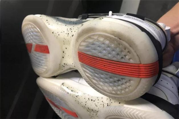 李寧閃擊6premium實(shí)戰(zhàn)測(cè)評(píng) 閃擊6premium和閃擊6區(qū)別 李寧閃擊6premium實(shí)戰(zhàn)測(cè)評(píng) 閃擊6premium和閃擊6區(qū)別