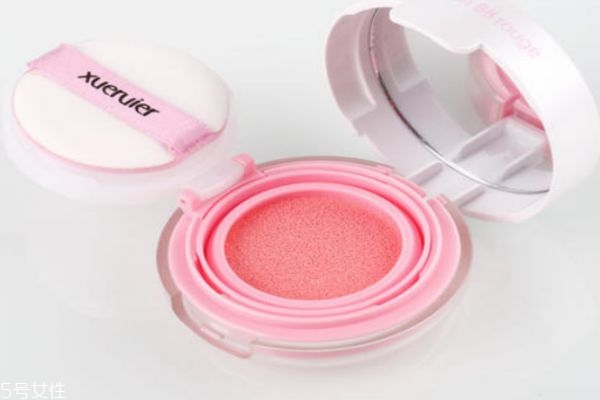 氣墊腮紅要怎么用呢 氣墊腮紅有什么優(yōu)點(diǎn)呢 氣墊腮紅要怎么用呢 氣墊腮紅有什么優(yōu)點(diǎn)呢