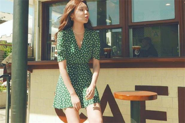 碎花裙什么顏色顯白 碎花裙什么顏色不挑人 碎花裙什么顏色顯白 碎花裙什么顏色不挑人