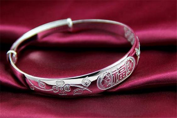 老鳳祥和周大福哪個(gè)好 老鳳祥和周大福品牌對(duì)比 老鳳祥和周大福哪個(gè)好 老鳳祥和周大福品牌對(duì)比