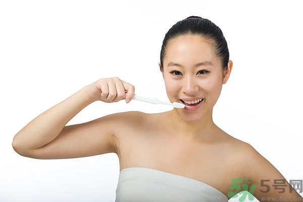 溫水刷牙好還是冷水刷牙好？溫水刷牙的好處