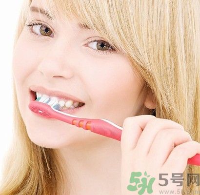 刷牙用冷水還是熱水好？刷牙用熱水有什么好？