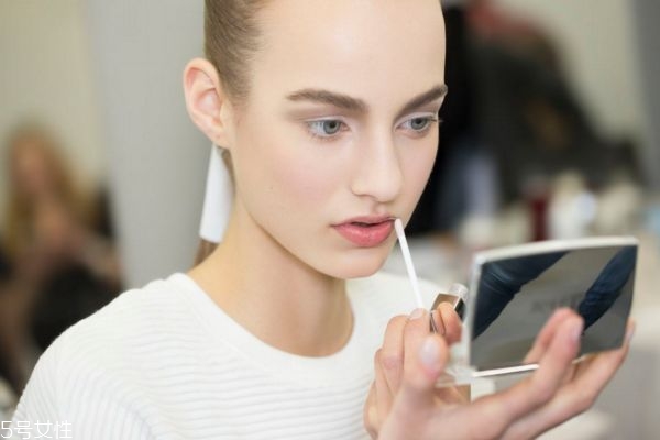 涂粉底之前需要涂什么 涂粉底時的錯誤 涂粉底之前需要涂什么 涂粉底時的錯誤