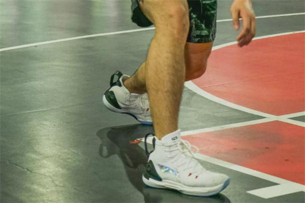 李寧馭帥13和音速7哪個好 馭帥13和音速7對比測評 李寧馭帥13和音速7哪個好 馭帥13和音速7對比測評