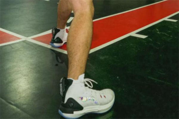 李寧馭帥13和音速7哪個好 馭帥13和音速7對比測評 李寧馭帥13和音速7哪個好 馭帥13和音速7對比測評