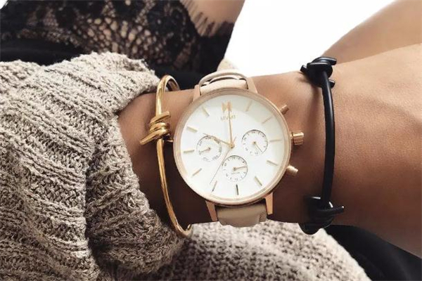 手腕粗適合戴什么手表 手腕粗的女生戴什么手表好看 手腕粗適合戴什么手表 手腕粗的女生戴什么手表好看