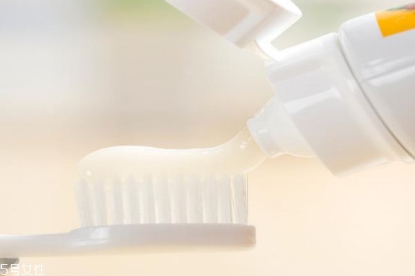 兒童牙膏和成人牙膏有什么區(qū)別呢 牙膏到底要不要含氟呢 兒童牙膏和成人牙膏有什么區(qū)別呢 牙膏到底要不要含氟呢