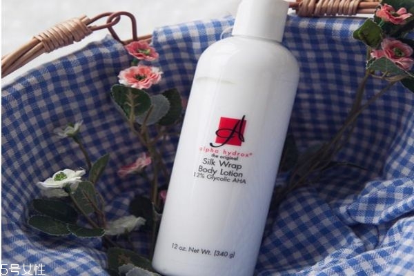 身體乳什么時候抹最好 不洗澡也可以用身體乳 身體乳什么時候抹最好 不洗澡也可以用身體乳