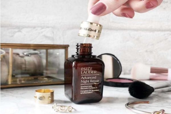 雅詩蘭黛小棕瓶適合多大年齡使用 小棕瓶的使用方法 雅詩蘭黛小棕瓶適合多大年齡使用 小棕瓶的使用方法