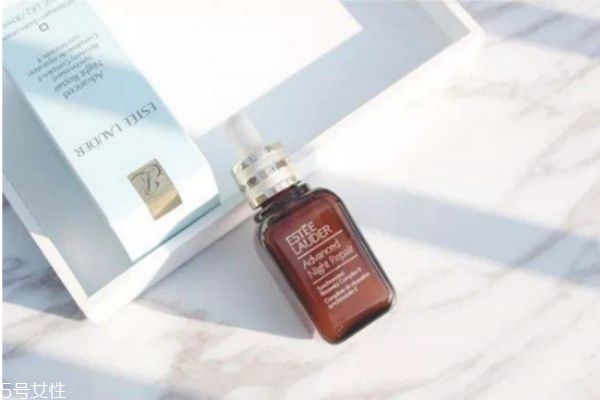 雅詩蘭黛小棕瓶適合多大年齡使用 小棕瓶的使用方法 雅詩蘭黛小棕瓶適合多大年齡使用 小棕瓶的使用方法