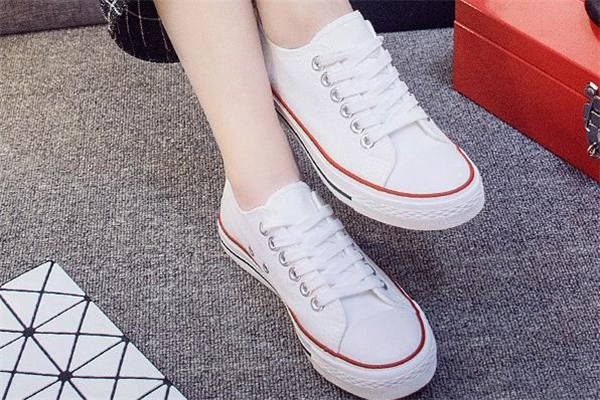 白球鞋上的霉點(diǎn)怎么洗 白色球鞋有霉點(diǎn)怎么洗掉 白球鞋上的霉點(diǎn)怎么洗 白色球鞋有霉點(diǎn)怎么洗掉