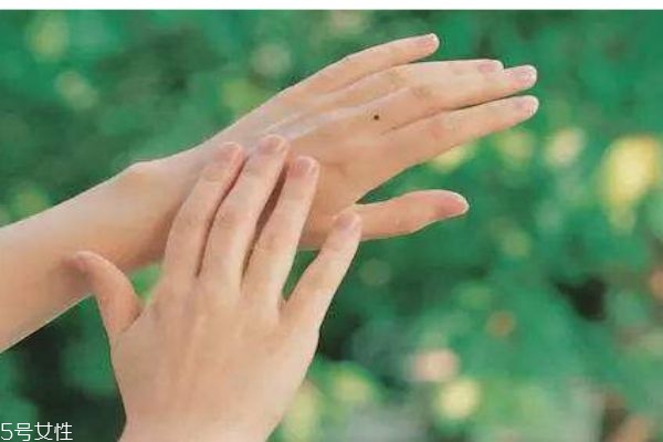 如何使手指變的細(xì)長(zhǎng) 手指粗短有什么辦法呢 如何使手指變的細(xì)長(zhǎng) 手指粗短有什么辦法呢