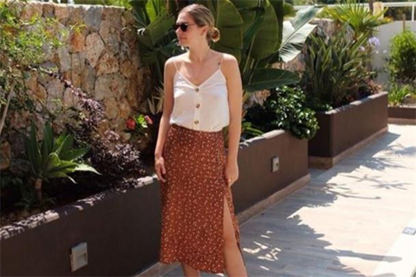 吊帶上衣怎么搭配 吊帶上衣搭配圖片 吊帶上衣怎么搭配 吊帶上衣搭配圖片