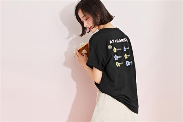 黑色衣服為什么會掉色 黑色衣服掉色怎樣復原 黑色衣服為什么會掉色 黑色衣服掉色怎樣復原