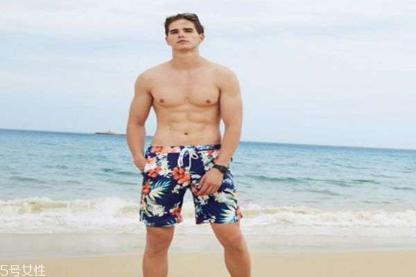 如何挑選沙灘褲呢 沙灘褲可以做游泳褲嗎 如何挑選沙灘褲呢 沙灘褲可以做游泳褲嗎