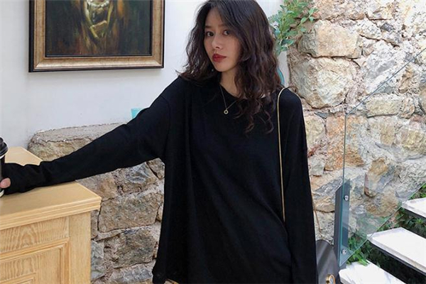 黑色衣服上的汗?jié)n怎么洗 黑色衣服上的汗?jié)n為什么是紅色 黑色衣服上的汗?jié)n怎么洗 黑色衣服上的汗?jié)n為什么是紅色