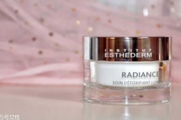 雅詩敦是一個怎么樣的品牌呢 雅詩敦的眼霜怎么樣呢 雅詩敦是一個怎么樣的品牌呢 雅詩敦的眼霜怎么樣呢