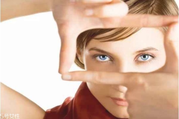 眼霜有什么作用和功效 眼霜一定要用還要趁早用 眼霜有什么作用和功效 眼霜一定要用還要趁早用