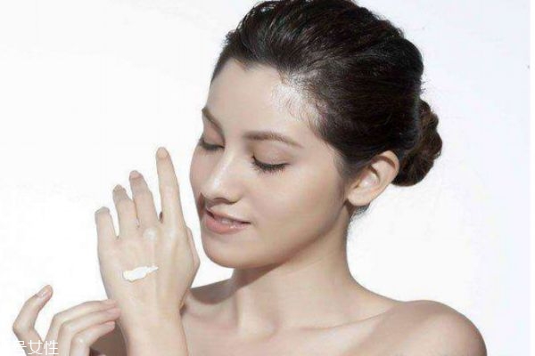 經(jīng)期老長痘痘怎么辦 經(jīng)期長痘痘是什么原因 經(jīng)期老長痘痘怎么辦 經(jīng)期長痘痘是什么原因