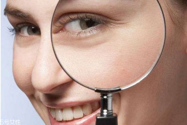 眼霜有什么作用和功效 眼霜一定要用還要趁早用 眼霜有什么作用和功效 眼霜一定要用還要趁早用