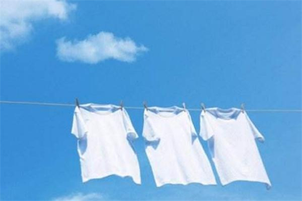 白衣服上的奶茶漬怎么洗掉 奶茶弄到白色衣服上怎么洗 白衣服上的奶茶漬怎么洗掉 奶茶弄到白色衣服上怎么洗