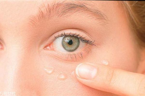 眼精華和眼霜有區(qū)別嗎 眼精華和眼霜的區(qū)別是什么 眼精華和眼霜有區(qū)別嗎 眼精華和眼霜的區(qū)別是什么