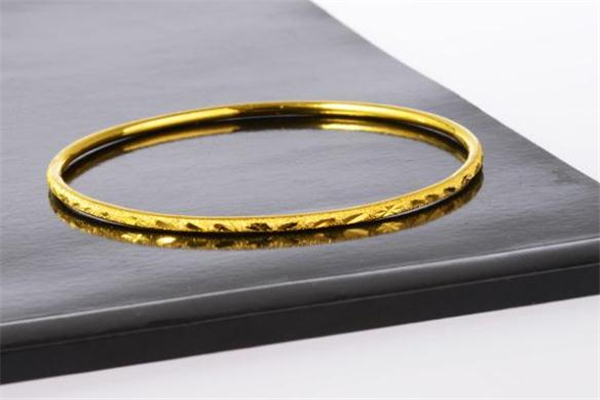 黃金手鐲可以和銀手鐲一起帶嗎 黃金手鐲佩戴禁忌 黃金手鐲可以和銀手鐲一起帶嗎 黃金手鐲佩戴禁忌