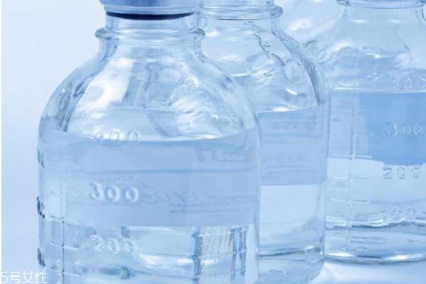 敷完生理鹽水要洗臉嗎 生理鹽水敷臉后需洗嗎 敷完生理鹽水要洗臉嗎 生理鹽水敷臉后需洗嗎