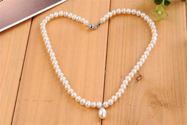 珍珠項(xiàng)鏈會過敏嗎 珍珠項(xiàng)鏈過敏怎么辦 珍珠項(xiàng)鏈會過敏嗎 珍珠項(xiàng)鏈過敏怎么辦