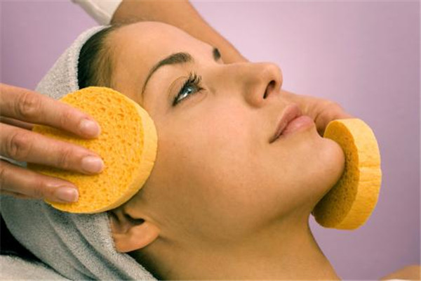 礦泉水洗臉有什么好處 礦泉水洗臉注意事項 礦泉水洗臉有什么好處 礦泉水洗臉注意事項