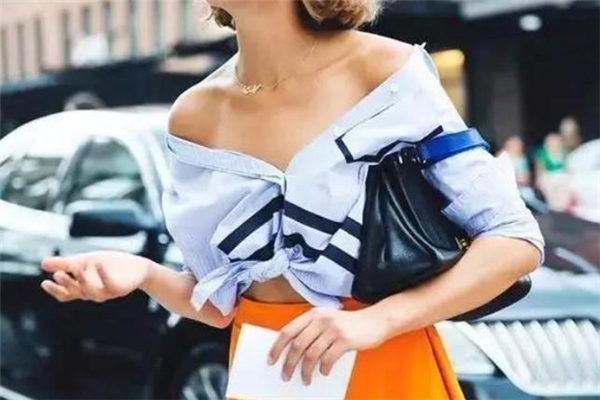 鎖骨好看的女生適合穿什么衣服 有鎖骨穿什么衣服好看 鎖骨好看的女生適合穿什么衣服 有鎖骨穿什么衣服好看