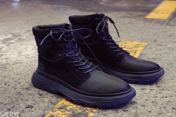 馬丁靴有什么特點(diǎn)呢 馬丁靴和軍靴有什么區(qū)別呢 馬丁靴有什么特點(diǎn)呢 馬丁靴和軍靴有什么區(qū)別呢