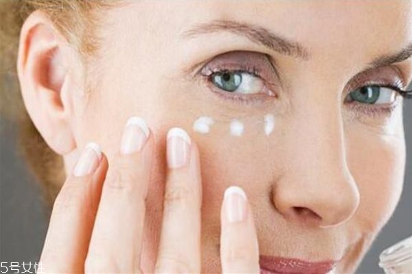 眼精華和眼霜有區(qū)別嗎 眼精華和眼霜的區(qū)別是什么 眼精華和眼霜有區(qū)別嗎 眼精華和眼霜的區(qū)別是什么