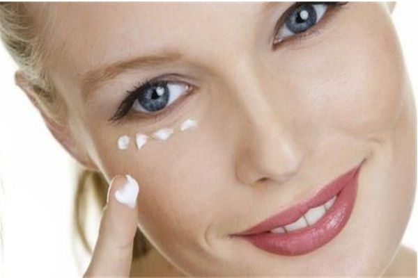 眼精華和眼霜有區(qū)別嗎 眼精華和眼霜的區(qū)別是什么 眼精華和眼霜有區(qū)別嗎 眼精華和眼霜的區(qū)別是什么