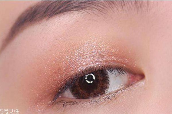 眼影亮片卸不掉要緊嗎 亮片眼影怎么卸干凈 眼影亮片卸不掉要緊嗎 亮片眼影怎么卸干凈