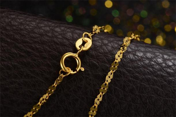 男人戴黃金項(xiàng)鏈俗嗎 男人戴黃金項(xiàng)鏈好還是鉑金項(xiàng)鏈好 男人戴黃金項(xiàng)鏈俗嗎 男人戴黃金項(xiàng)鏈好還是鉑金項(xiàng)鏈好