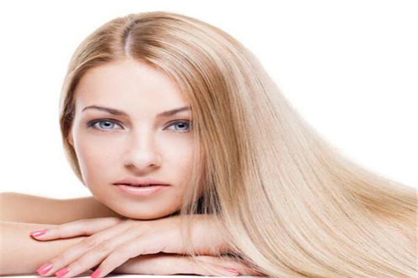 頭發(fā)掉色到衣服上能洗掉嗎 頭發(fā)掉色怎么洗掉 頭發(fā)掉色到衣服上能洗掉嗎 頭發(fā)掉色怎么洗掉