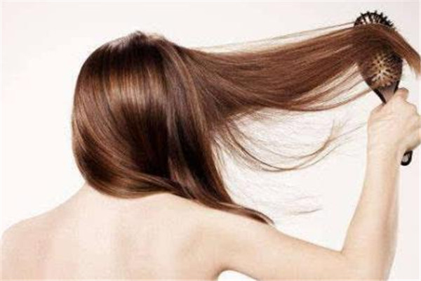 頭發(fā)掉色到衣服上能洗掉嗎 頭發(fā)掉色怎么洗掉 頭發(fā)掉色到衣服上能洗掉嗎 頭發(fā)掉色怎么洗掉