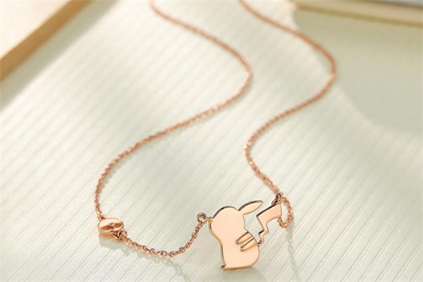 潮宏基皮卡丘項(xiàng)鏈多少錢 寶可夢(mèng)皮卡丘閃電項(xiàng)鏈價(jià)格