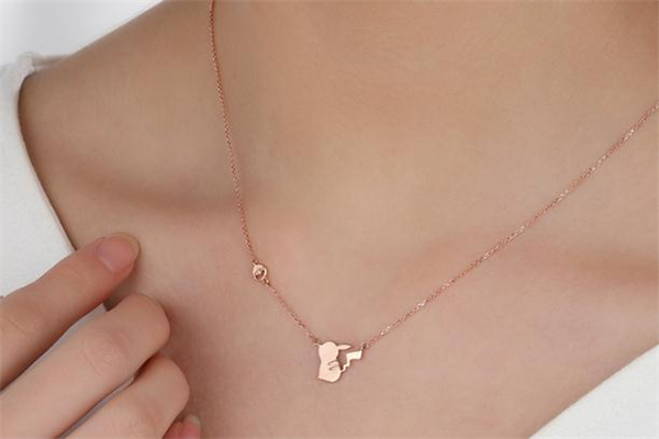 潮宏基皮卡丘項(xiàng)鏈多少錢(qián) 寶可夢(mèng)皮卡丘閃電項(xiàng)鏈價(jià)格