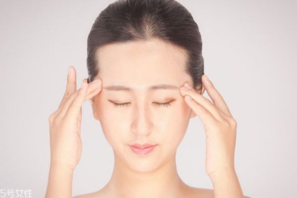 洗臉后直接涂精華可以嗎 精華液是什么時候用 洗臉后直接涂精華可以嗎 精華液是什么時候用