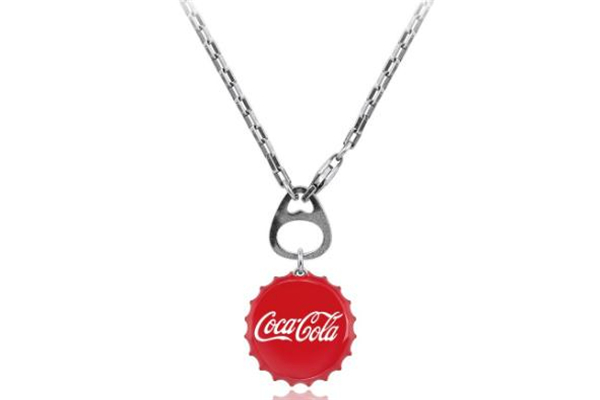 肥宅快樂(lè)水項(xiàng)鏈多少錢(qián) 周大?？煽诳蓸?lè)項(xiàng)鏈價(jià)格